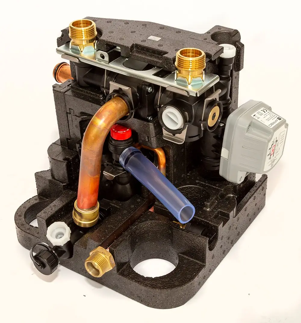 Daikin Hydraulikmodul mit angeschlossenen Rohren, Ventilen und Zubehör. Inklusive Isolierung, für den Einsatz in Heizsystems. Kompakte Bauweise aus schwarzem Material.
